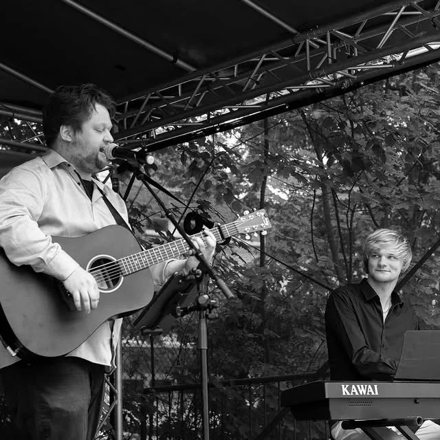 Hendrik Thiel spielt mit einem weiteren Musiker auf einer Außenbühne