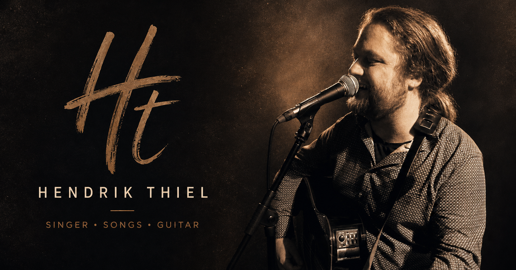 Hendrik Thiel singt mit Gitarre vor einem schwarz-kupferfarbenen Hintergrund; daneben das HT-Logo und der Schriftzug Hendrik Thiel – Singer, Songs, Guitar